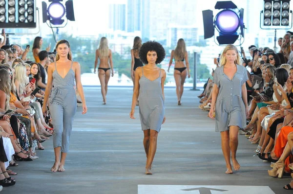 Miami Juli Modellen Lopen Baan Voor Acacia Resort 2019 Tijdens — Stockfoto