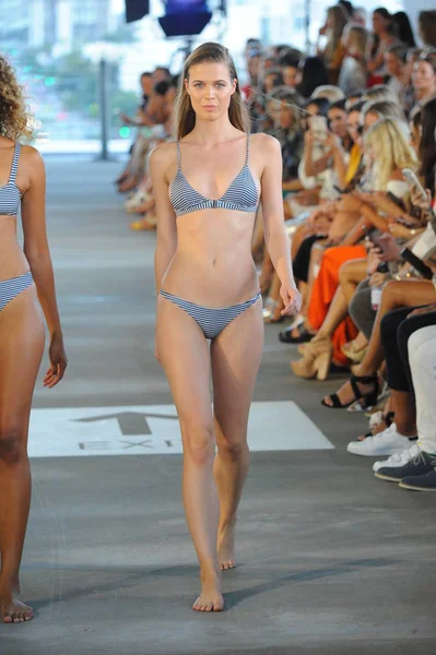 Miami Július Modell Sétál Kifutópálya Acacia Resort 2019 Alatt Paraiso — Stock Fotó