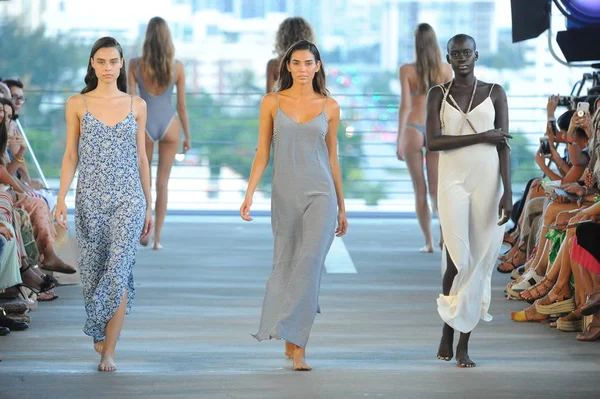 Miami Temmuz Modelleri Paraiso Moda Fuarı Nda 1111 Lincoln Road — Stok fotoğraf