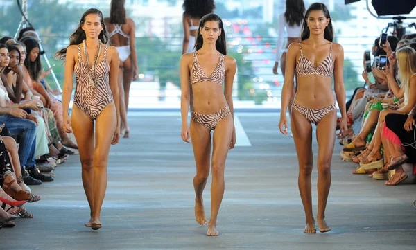 Miami, Fl - 14 Temmuz: Modelleri Paraiso Moda Fuarı'nda 1111 Lincoln Road üzerinde 14 Temmuz 2018 Miami, Florida'da sırasında pist Acacia Resort 2019 için yürüyüş. 