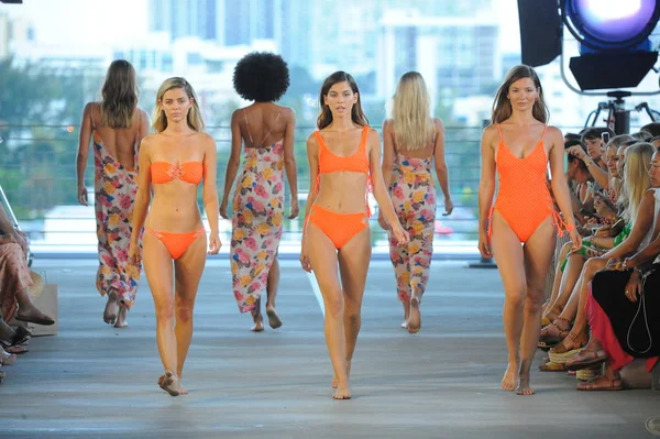 Miami Luglio Modelli Percorrono Pista Acacia Resort 2019 Durante Paraiso — Foto Stock