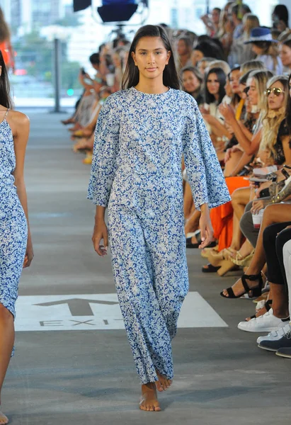 Miami Juillet Mannequin Marche Sur Piste Pour Acacia Resort 2019 — Photo