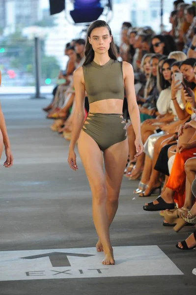 Miami Luglio Una Modella Percorre Pista Acacia Resort 2019 Durante — Foto Stock