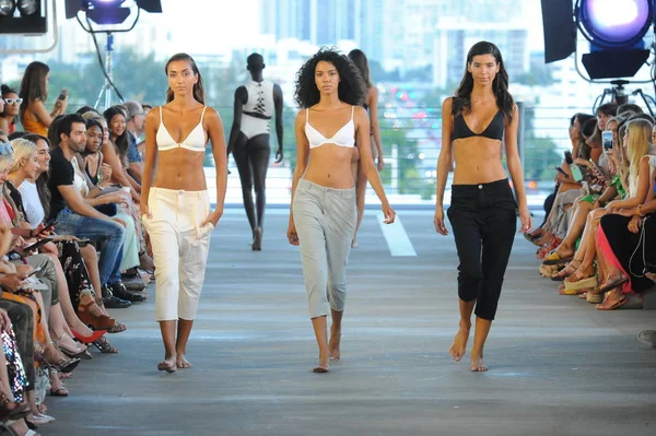 Miami, Fl - 14 Temmuz: Modelleri Paraiso Moda Fuarı'nda 1111 Lincoln Road üzerinde 14 Temmuz 2018 Miami, Florida'da sırasında pist Acacia Resort 2019 için yürüyüş. 