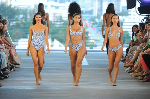 Miami Julio Modelos Recorren Pista Para Acacia Resort 2019 Durante — Foto de Stock