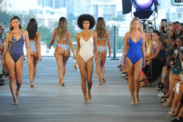 Miami, Fl - 14 Temmuz: Modelleri Paraiso Moda Fuarı'nda 1111 Lincoln Road üzerinde 14 Temmuz 2018 Miami, Florida'da sırasında pist Acacia Resort 2019 için yürüyüş. 