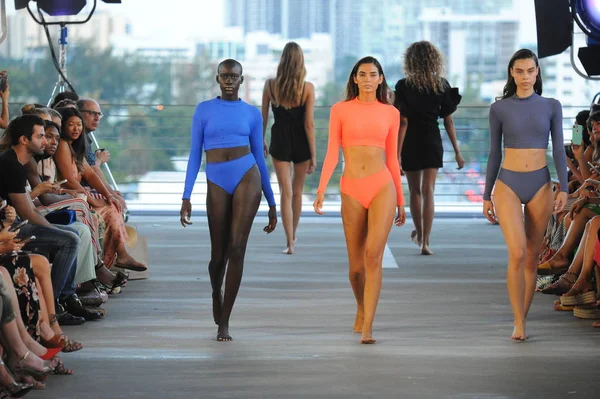 Miami, Fl - 14 Temmuz: Modelleri Paraiso Moda Fuarı'nda 1111 Lincoln Road üzerinde 14 Temmuz 2018 Miami, Florida'da sırasında pist Acacia Resort 2019 için yürüyüş. 