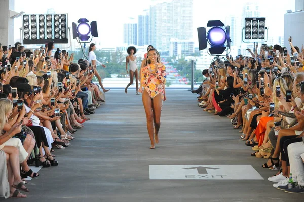 Miami Julho Modelos Caminham Final Pista Para Acacia Resort 2019 — Fotografia de Stock