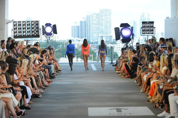Miami, Fl - 14 Temmuz: Modelleri Paraiso Moda Fuarı'nda 1111 Lincoln Road üzerinde 14 Temmuz 2018 Miami, Florida'da sırasında pist Acacia Resort 2019 için yürüyüş. 