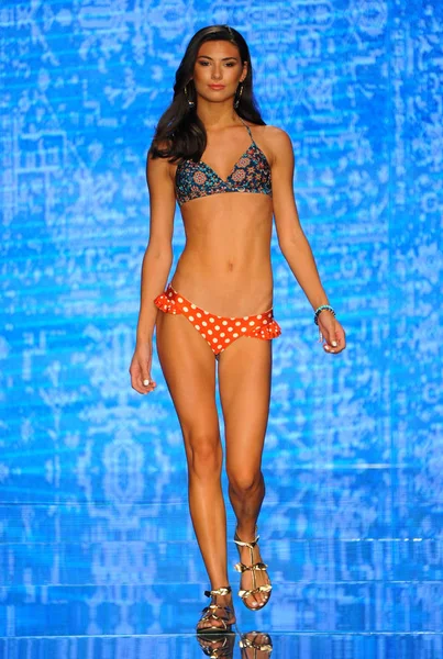 Miami Beach, Fl - 14 Temmuz: Bir modeli pist için Luli Fama Paraiso Moda Fuarı'nda Paraiso çadır üzerinde 14 Temmuz 2018 Miami Beach, Florida sırasında yürür. 