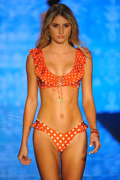 Miami Beach, Fl - 14 Temmuz: Bir modeli pist için Luli Fama Paraiso Moda Fuarı'nda Paraiso çadır üzerinde 14 Temmuz 2018 Miami Beach, Florida sırasında yürür. 