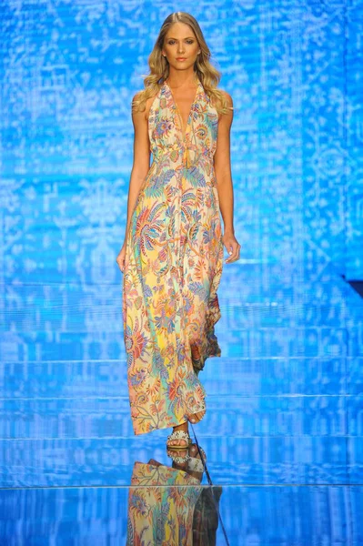 Miami Beach, Fl - 14 Temmuz: Bir modeli pist için Luli Fama Paraiso Moda Fuarı'nda Paraiso çadır üzerinde 14 Temmuz 2018 Miami Beach, Florida sırasında yürür. 
