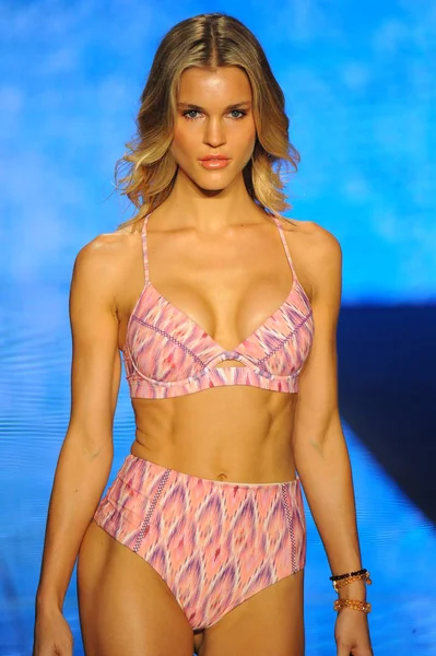 Miami Beach July Modell Går Rullebanen Luli Fama Paraiso Fashion – stockfoto
