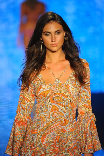 Miami Beach, Fl - 14 Temmuz: Bir modeli pist için Luli Fama Paraiso Moda Fuarı'nda Paraiso çadır üzerinde 14 Temmuz 2018 Miami Beach, Florida sırasında yürür. 