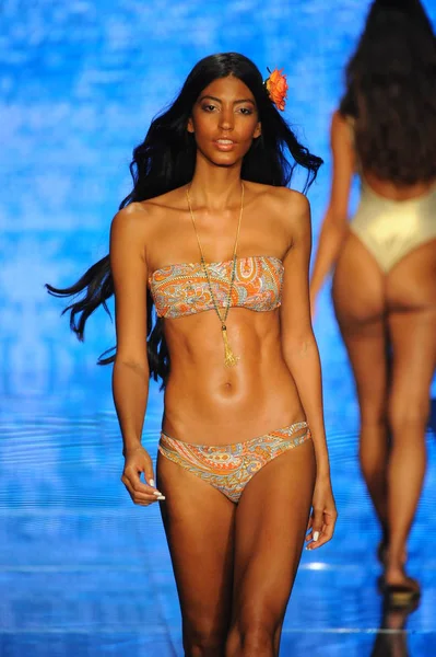 Miami Beach July Model Walks Runway Luli Fama Paraiso Fashion — Stock Photo, Image