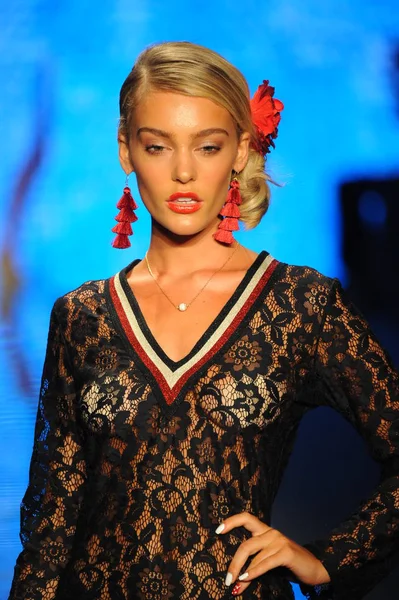 Miami Beach Temmuz Bir Modeli Pist Için Luli Fama Paraiso — Stok fotoğraf