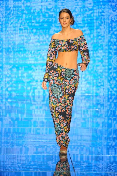 Miami Beach, Fl - 14 Temmuz: Bir modeli pist için Luli Fama Paraiso Moda Fuarı'nda Paraiso çadır üzerinde 14 Temmuz 2018 Miami Beach, Florida sırasında yürür. 