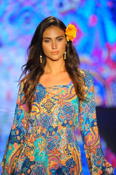 Miami Beach, Fl - 14 Temmuz: Bir modeli pist için Luli Fama Paraiso Moda Fuarı'nda Paraiso çadır üzerinde 14 Temmuz 2018 Miami Beach, Florida sırasında yürür. 