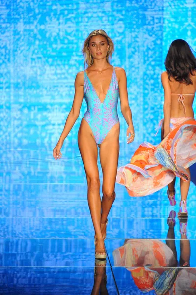Miami Beach, Fl - 14 Temmuz: Bir modeli pist için Luli Fama Paraiso Moda Fuarı'nda Paraiso çadır üzerinde 14 Temmuz 2018 Miami Beach, Florida sırasında yürür. 