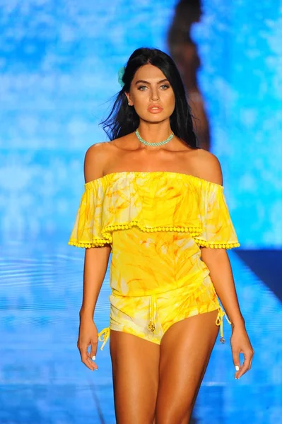 Miami Beach July Model Walks Runway Luli Fama Paraiso Fashion — Stock Photo, Image