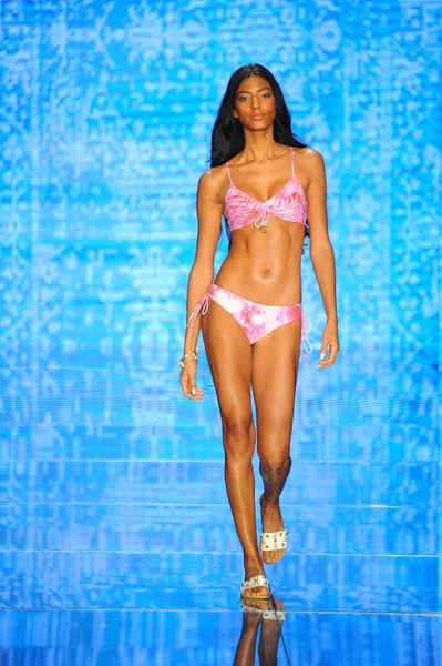 Miami Beach, Fl - 14 Temmuz: Bir modeli pist için Luli Fama Paraiso Moda Fuarı'nda Paraiso çadır üzerinde 14 Temmuz 2018 Miami Beach, Florida sırasında yürür. 