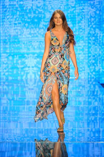 Miami Beach Julho Model Walks Runway Luli Fama Paraiso Fashion — Fotografia de Stock