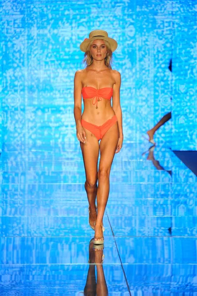 Miami Beach July Model Walks Runway Luli Fama Paraiso Fashion — Stock Photo, Image