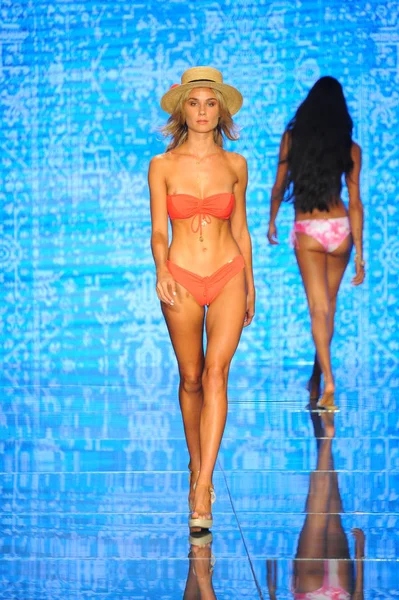 Miami Beach, Fl - 14 Temmuz: Bir modeli pist için Luli Fama Paraiso Moda Fuarı'nda Paraiso çadır üzerinde 14 Temmuz 2018 Miami Beach, Florida sırasında yürür. 