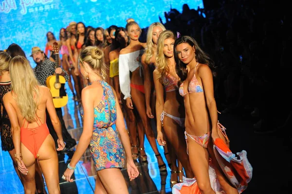 Miami Beach Července Modely Chůze Finále Dráhy Pro Luli Fama — Stock fotografie