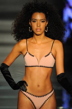 Miami Beach, Fl - 15 Temmuz: Bir modeli pist Kya yüzmeye Paraiso Fasion vardır fuarında Paraiso çadır üzerinde 15 Temmuz 2018 Miami Beach, Florida sırasında yürür.