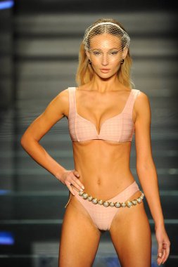Miami Beach, Fl - 15 Temmuz: Bir modeli pist Kya yüzmeye Paraiso Fasion vardır fuarında Paraiso çadır üzerinde 15 Temmuz 2018 Miami Beach, Florida sırasında yürür.