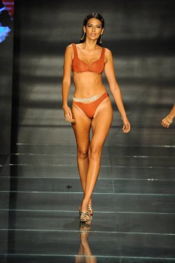 Miami Beach, Fl - 15 Temmuz: Bir modeli pist Kya yüzmeye Paraiso Fasion vardır fuarında Paraiso çadır üzerinde 15 Temmuz 2018 Miami Beach, Florida sırasında yürür.