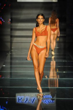 Miami Beach, Fl - 15 Temmuz: Bir modeli pist Kya yüzmeye Paraiso Fasion vardır fuarında Paraiso çadır üzerinde 15 Temmuz 2018 Miami Beach, Florida sırasında yürür.