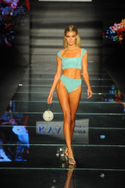 Miami Beach, Fl - 15 Temmuz: Bir modeli pist Kya yüzmeye Paraiso Fasion vardır fuarında Paraiso çadır üzerinde 15 Temmuz 2018 Miami Beach, Florida sırasında yürür.
