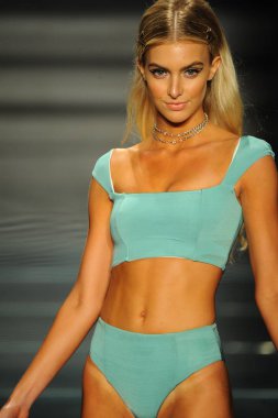 Miami Beach, Fl - 15 Temmuz: Bir modeli pist Kya yüzmeye Paraiso Fasion vardır fuarında Paraiso çadır üzerinde 15 Temmuz 2018 Miami Beach, Florida sırasında yürür.