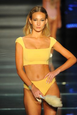 Miami Beach, Fl - 15 Temmuz: Bir modeli pist Kya yüzmeye Paraiso Fasion vardır fuarında Paraiso çadır üzerinde 15 Temmuz 2018 Miami Beach, Florida sırasında yürür.