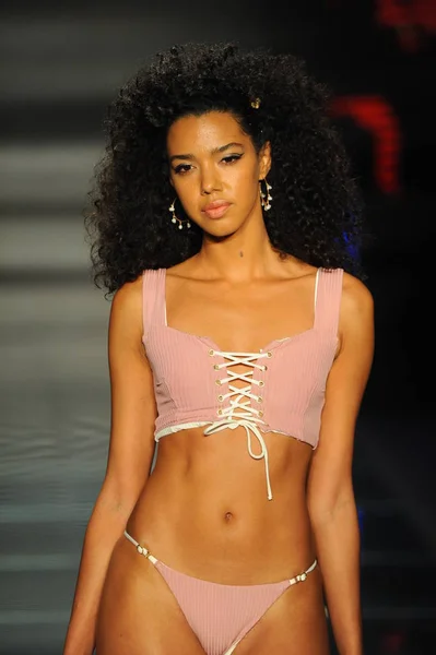 Miami Beach Juli Een Model Loopt Baan Voor Kya Zwemmen — Stockfoto