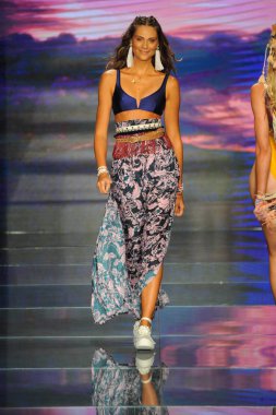 Miami Beach, Fl - 15 Temmuz: Bir modeli pist için Maaji sırasında Paraiso Fasion vardır fuarında Paraiso çadır üzerinde 15 Temmuz 2018 Miami Beach, Florida yürür. 