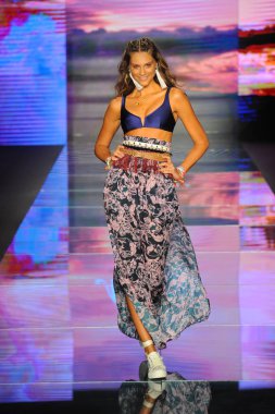 Miami Beach, Fl - 15 Temmuz: Bir modeli pist için Maaji sırasında Paraiso Fasion vardır fuarında Paraiso çadır üzerinde 15 Temmuz 2018 Miami Beach, Florida yürür. 