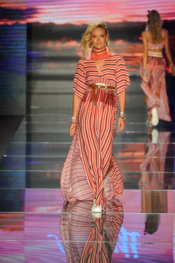 Miami Beach, Fl - 15 Temmuz: Bir modeli pist için Maaji sırasında Paraiso Fasion vardır fuarında Paraiso çadır üzerinde 15 Temmuz 2018 Miami Beach, Florida yürür. 