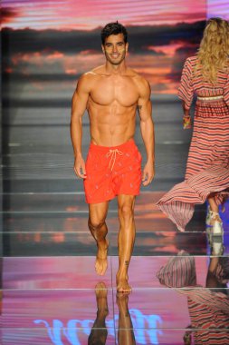 Miami Beach, Fl - 15 Temmuz: Bir modeli pist için Maaji sırasında Paraiso Fasion vardır fuarında Paraiso çadır üzerinde 15 Temmuz 2018 Miami Beach, Florida yürür. 
