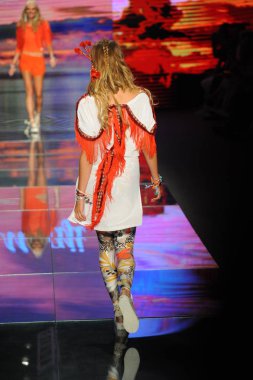 Miami Beach, Fl - 15 Temmuz: Bir modeli pist için Maaji sırasında Paraiso Fasion vardır fuarında Paraiso çadır üzerinde 15 Temmuz 2018 Miami Beach, Florida yürür. 