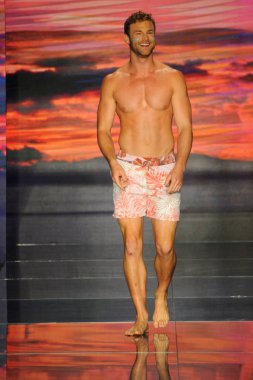 Miami Beach, Fl - 15 Temmuz: Bir modeli pist için Maaji sırasında Paraiso Fasion vardır fuarında Paraiso çadır üzerinde 15 Temmuz 2018 Miami Beach, Florida yürür. 