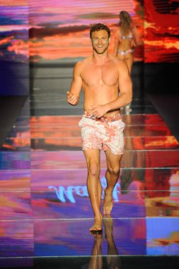 Miami Beach, Fl - 15 Temmuz: Bir modeli pist için Maaji sırasında Paraiso Fasion vardır fuarında Paraiso çadır üzerinde 15 Temmuz 2018 Miami Beach, Florida yürür. 