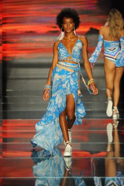 Miami Beach, Fl - 15 Temmuz: Bir modeli pist için Maaji sırasında Paraiso Fasion vardır fuarında Paraiso çadır üzerinde 15 Temmuz 2018 Miami Beach, Florida yürür. 