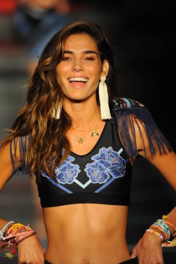 Miami Beach, Fl - 15 Temmuz: Bir modeli pist için Maaji sırasında Paraiso Fasion vardır fuarında Paraiso çadır üzerinde 15 Temmuz 2018 Miami Beach, Florida yürür. 