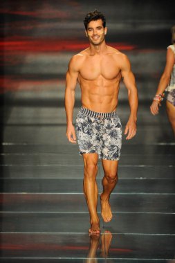 Miami Beach, Fl - 15 Temmuz: Bir modeli pist için Maaji sırasında Paraiso Fasion vardır fuarında Paraiso çadır üzerinde 15 Temmuz 2018 Miami Beach, Florida yürür. 