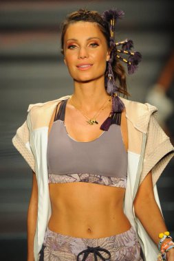 Miami Beach, Fl - 15 Temmuz: Bir modeli pist için Maaji sırasında Paraiso Fasion vardır fuarında Paraiso çadır üzerinde 15 Temmuz 2018 Miami Beach, Florida yürür. 