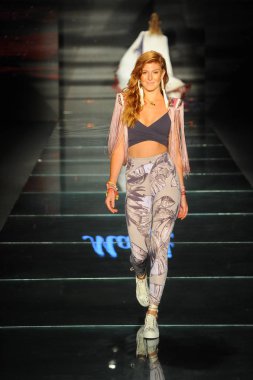 Miami Beach, Fl - 15 Temmuz: Bir modeli pist için Maaji sırasında Paraiso Fasion vardır fuarında Paraiso çadır üzerinde 15 Temmuz 2018 Miami Beach, Florida yürür. 