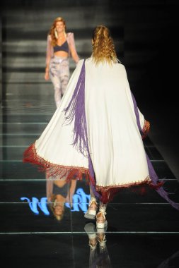 Miami Beach, Fl - 15 Temmuz: Bir modeli pist için Maaji sırasında Paraiso Fasion vardır fuarında Paraiso çadır üzerinde 15 Temmuz 2018 Miami Beach, Florida yürür. 